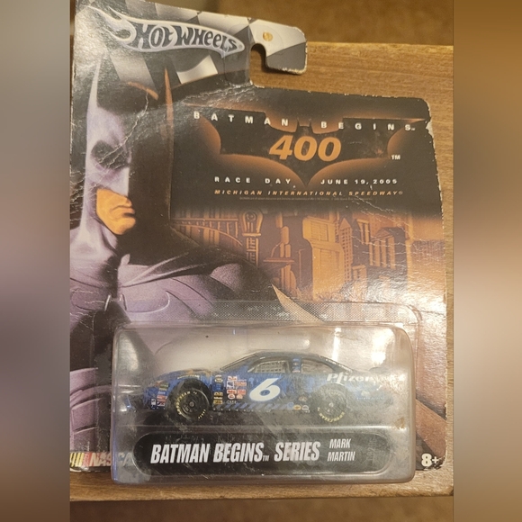 Hot Wheels 2004 Batman Begins 400 Race Day Series #6 Mark Martin 1:64 Scale - Picture 2 of 3